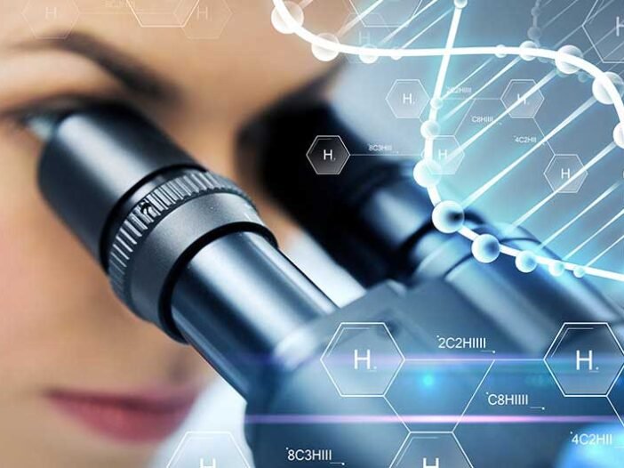 Mulher examina fertilizacao in vitru pelo microscópio