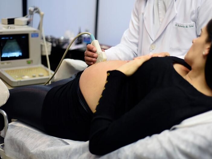 Pré-natal para um parto humanizado com Dr Roberto Faria realizando exame de ultrassom numa gestante