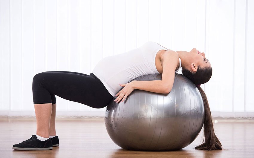 Gestante faz exercício para fortalecer assoalho pélvico sobre bola de Pilates