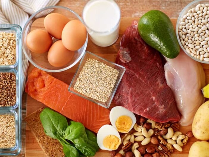 Alimentos pouco processados sobre uma mesa: carne, leite, ovos, cereais, etc