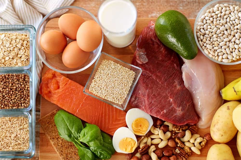 Alimentos pouco processados sobre uma mesa: carne, leite, ovos, cereais, etc