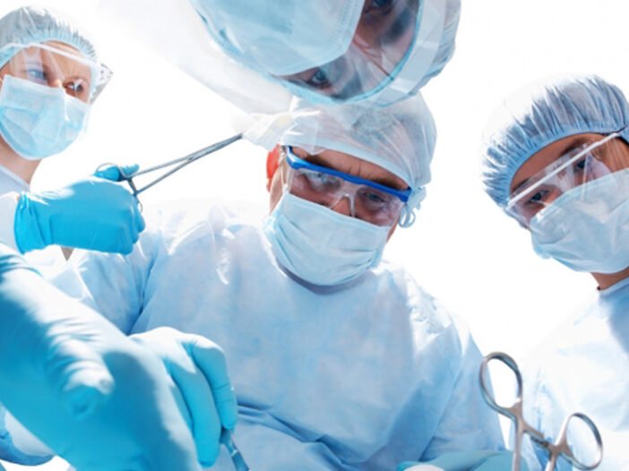Equipe médica realizando um parto cerárea
