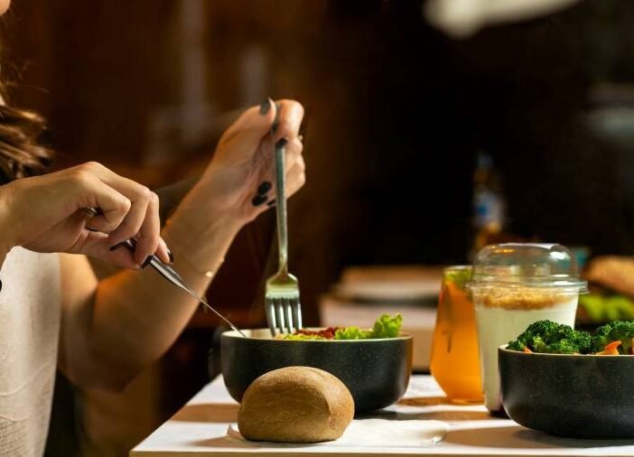 Mulher num reaturante fazendo uma alimentação saudável
