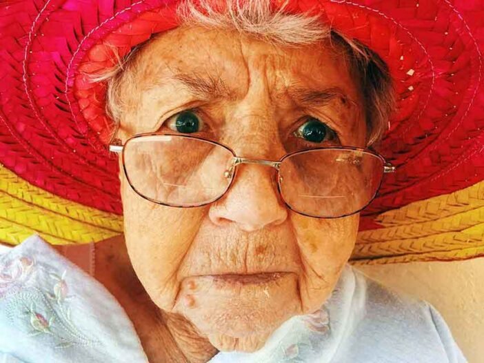 Entenda o que é Apneia do sono, senhora idosa de chapéu espantada